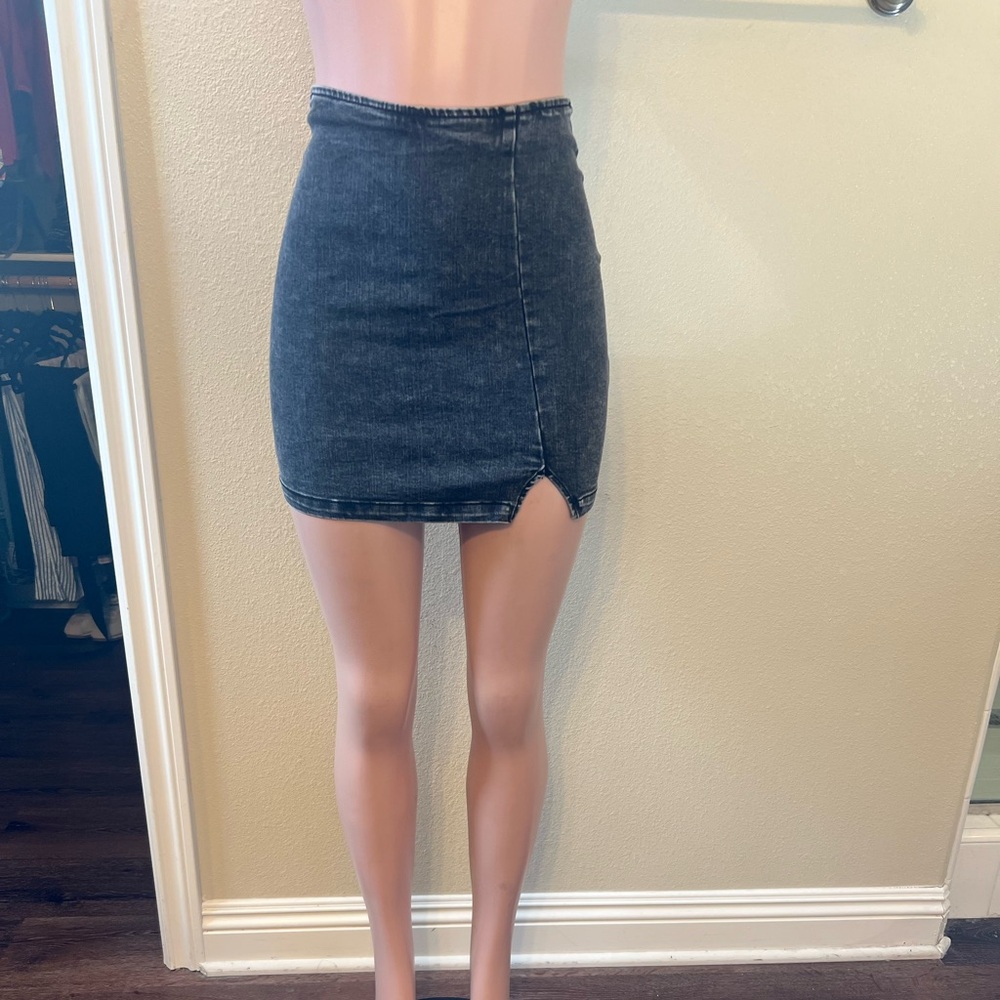 Chic Wild Fable  Black Denim Mini Skirt. Size 00. Great Stretch.